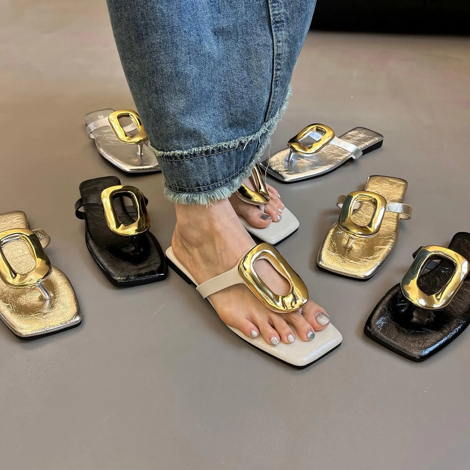 Flat Sandals for Women Dressy Comfortable Flip Flops Slides Trendy Glitter Metal Decoration Summer Beach Shoes Slippers