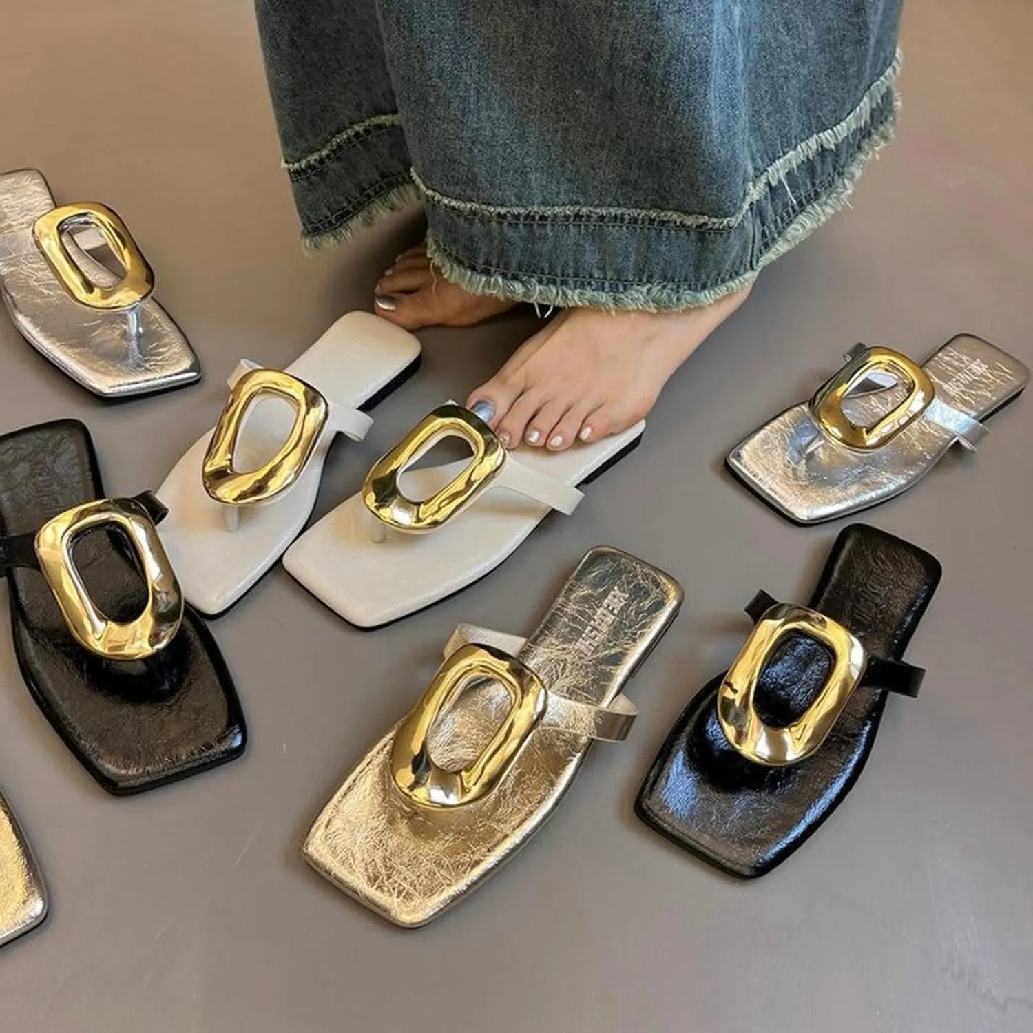 Flat Sandals for Women Dressy Comfortable Flip Flops Slides Trendy Glitter Metal Decoration Summer Beach Shoes Slippers