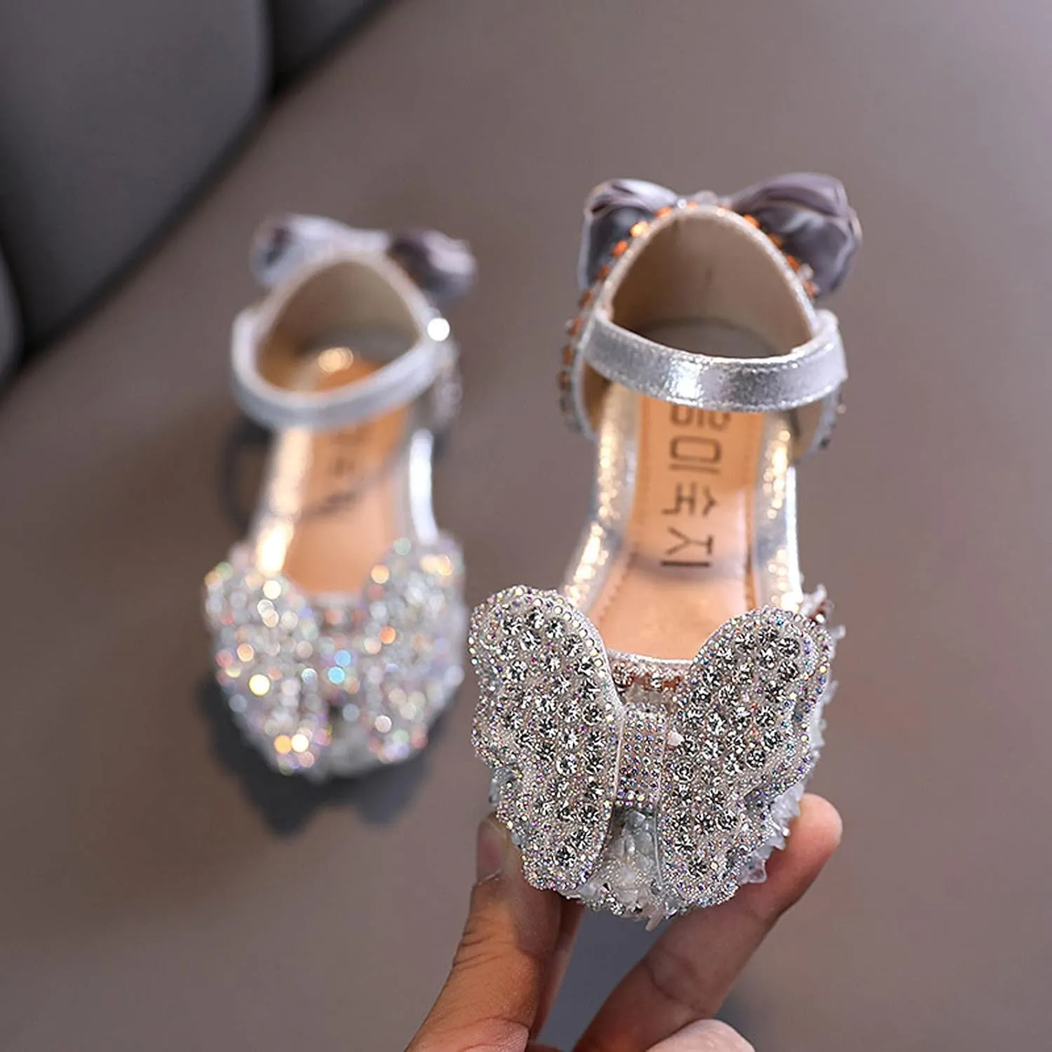Girls Ballet Shoes Fashion Summer Girls Dance Shoes Princess Dress Performance Shoes Ribbon Pearl Bow Sandals Shoes